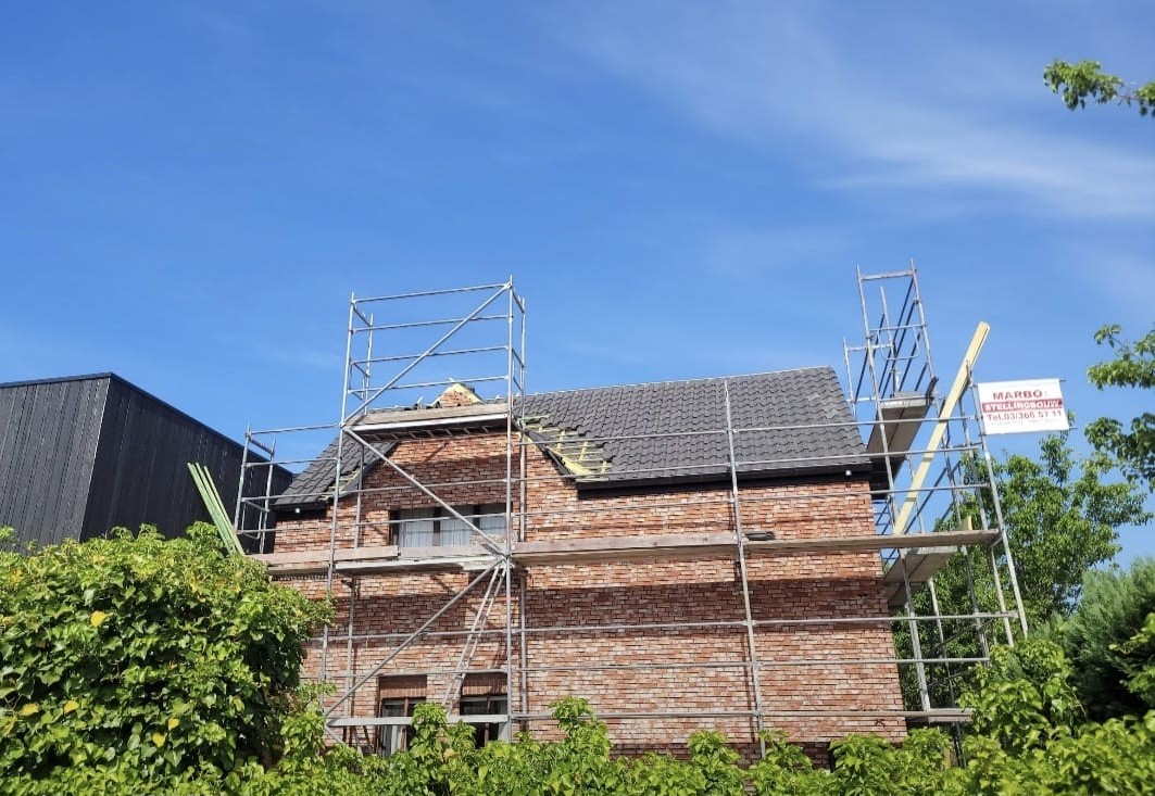 Dakrenovatie met stelling
